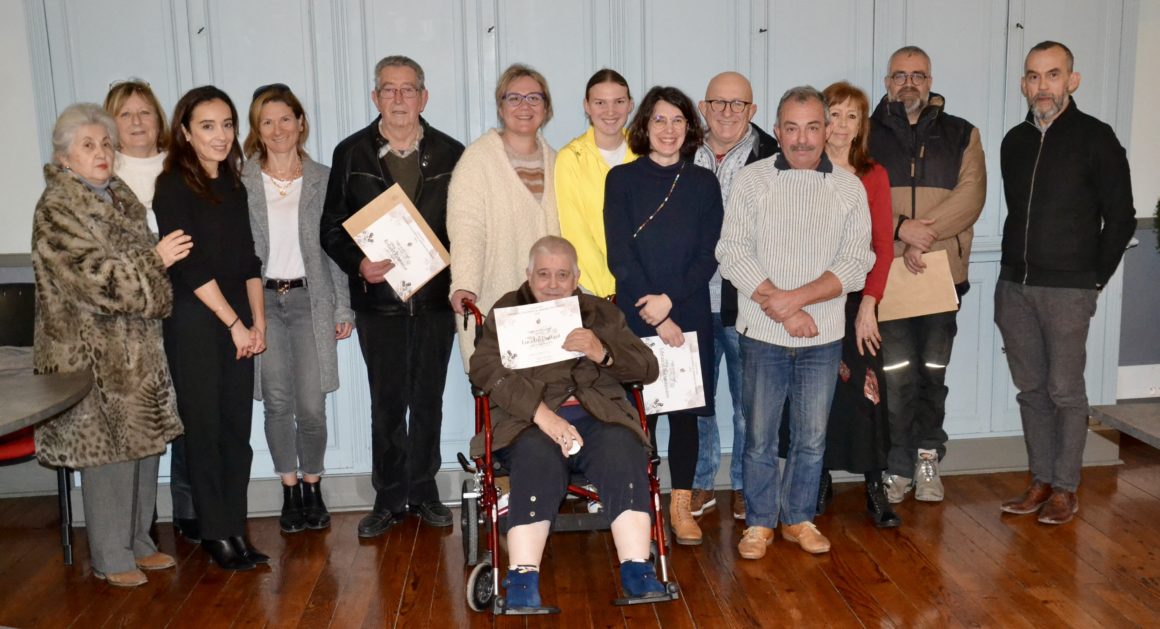 Les lauréat(e)s avec le jury et les élue(s)