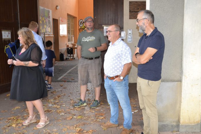 élémentaire - La directrice Agnès Salvo et l'un de ses collègues, Olivier Merle, en compagnie de Christian Magouac, vice-président aux écoles, et le maire, Hervé Lefebvre, accueillent les élèves en cette rentrée 2023/2024.
