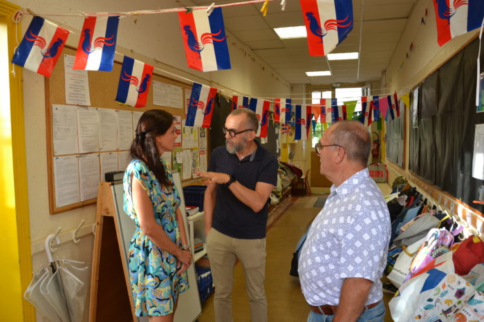 Maternelle Samatan - La directrice de la maternelle, Marlène Grebil, en compagnie du maire, Hervé Lefebvre, et du vice-président en charge des écoles à Communauté de communes, Christian Magnouac.
