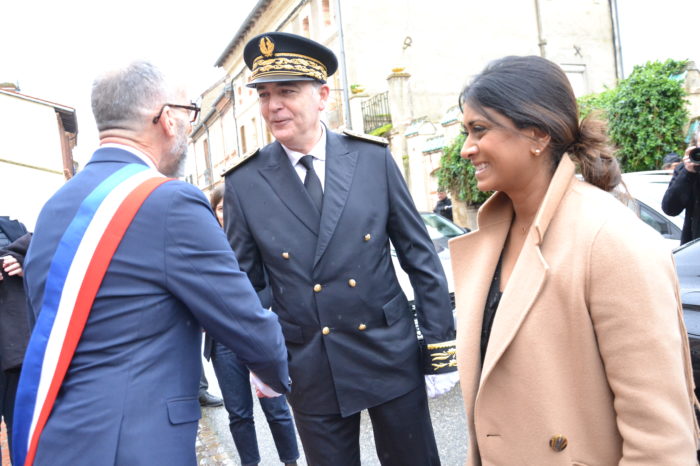 Visite ministérielle du 9 février 2024 - Le maire salue le préfet Visite ministérielle du 9 février 2024 - Le maire salue le préfet