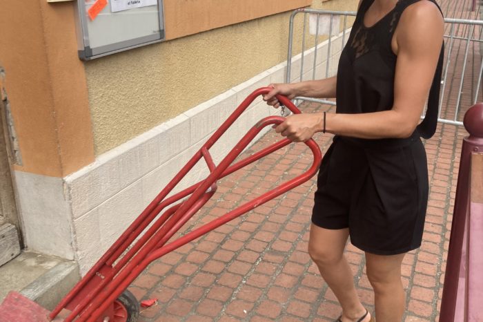 3 Chantier école 28 juin - La directrice Marlène Grebil au charbon 3 Chantier école 28 juin - La directrice Marlène Grebil au charbon