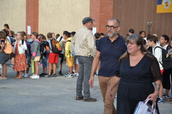 Rentrée 2024 - Samatan2 - La directrice de l'élémentaire, Agnès Salvo, en compagnie du maire, Hervé Lefebvre. Rentrée 2024 - Samatan2 - La directrice de l'élémentaire, Agnès Salvo, en compagnie du maire, Hervé Lefebvre.