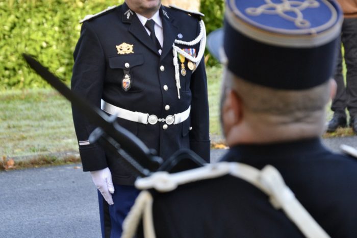 Prise de commandement gendarmerie - novembre 2024 - Le major Della-Croce salue ses gendarmes
