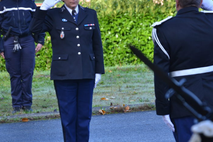Prise de commandement gendarmerie - novembre 2024 - Le salut de la commandante et du major
