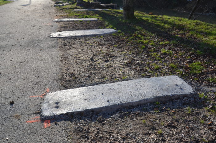 Chantier école Chaze 2- janvier 2025 - Les fondations en attendant la passerelle Chantier école Chaze 2- janvier 2025 - Les fondations en attendant la passerelle