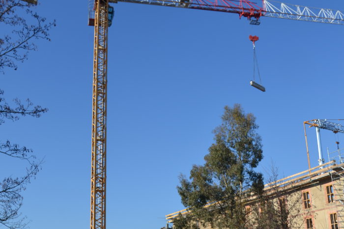 Chantier école Chaze5- janvier 2025 - La grande grue en action