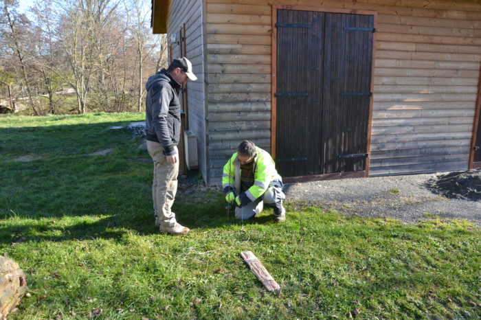 Travaux abords guinguette - février 2025 - Traçage du futur chemin d’accès en dur  Travaux abords guinguette - février 2025 - Traçage du futur chemin d’accès en dur