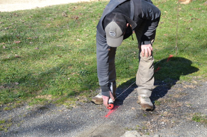 Travaux abords guinguette4 - février 2025 - Traçage du futur chemin d’accès en dur  Travaux abords guinguette4 - février 2025 - Traçage du futur chemin d’accès en dur