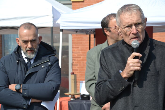 DSC_0038 - Le sénateur Franck Montaugé avec en arrière plan Hervé Lefebvre, maire de Samatan 