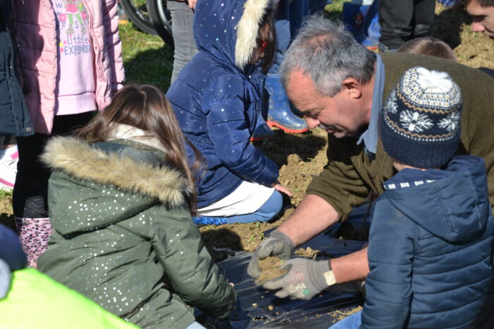 DSC_0558 - Plantation d'arbres Enclos de l'hôpital - Mars 2025 DSC_0558 - Plantation d'arbres Enclos de l'hôpital - Mars 2025