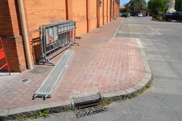 PMR salle des fêtes - La rampe d'accès dans le prolongement de la place handicap est terminée
 PMR salle des fêtes - La rampe d'accès dans le prolongement de la place handicap est terminée