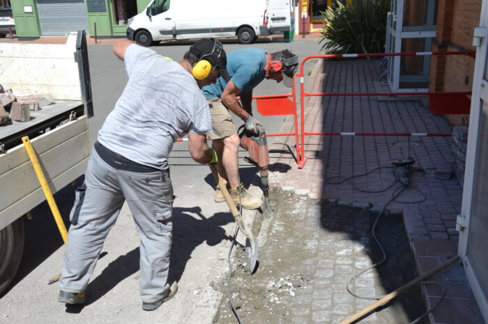 PMR salle des fêtes - Les employés municipaux mettent la main à la dernière touche de la rampe d'accès face à la porte d'entrée de la salle des fêtes. PMR salle des fêtes - Les employés municipaux mettent la main à la dernière touche de la rampe d'accès face à la porte d'entrée de la salle des fêtes.