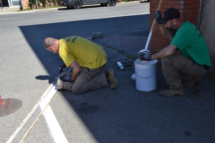 Travaux voirie - Peinture délimitant la voie piétonne  Travaux voirie - Peinture délimitant la voie piétonne