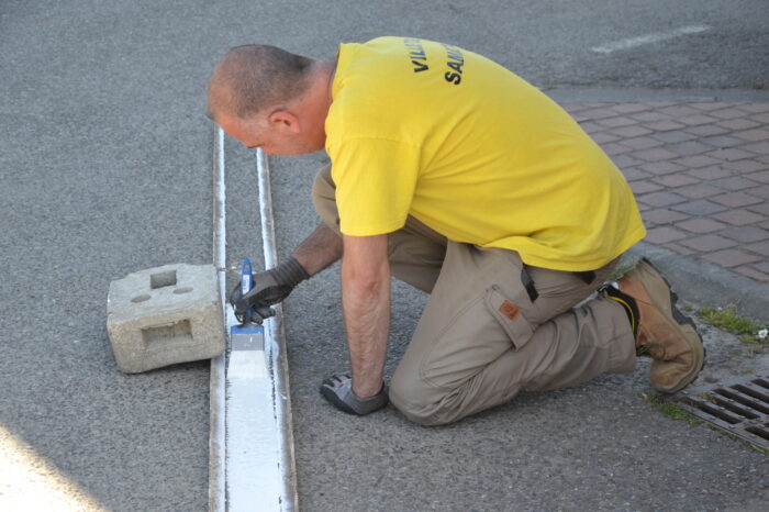Travaux voirie - Peinture délimitant la voie piétonne  Travaux voirie - Peinture délimitant la voie piétonne