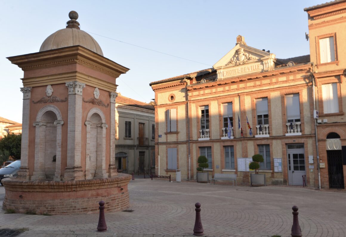Fontaine et mairie
