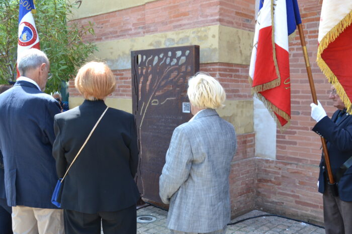 Cérémonie René Escafre - 18 mai 2025 - 6 - La famille se recueille devant la stèle Cérémonie René Escafre - 18 mai 2025 - 6 - La famille se recueille devant la stèle