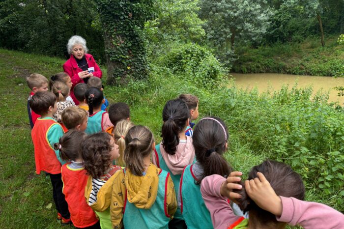 Grandir dehors école 2 - Marie-Thérèse Caille expliquant aux enfants l'histoire de Lombez