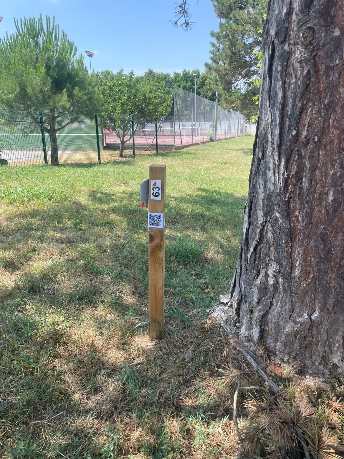 course d'orientation à la base de loisir - un poteau