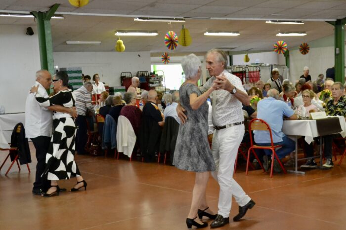 50 ans du Trait d'union - Les premiers danseurs durant l'apéritif 50 ans du Trait d'union - Les premiers danseurs durant l'apéritif
