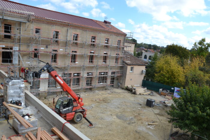 Chantier école Yves Chaze - octobre 2025 - vue du nouveau bâtiment Chantier école Yves Chaze - octobre 2025 - vue du nouveau bâtiment
