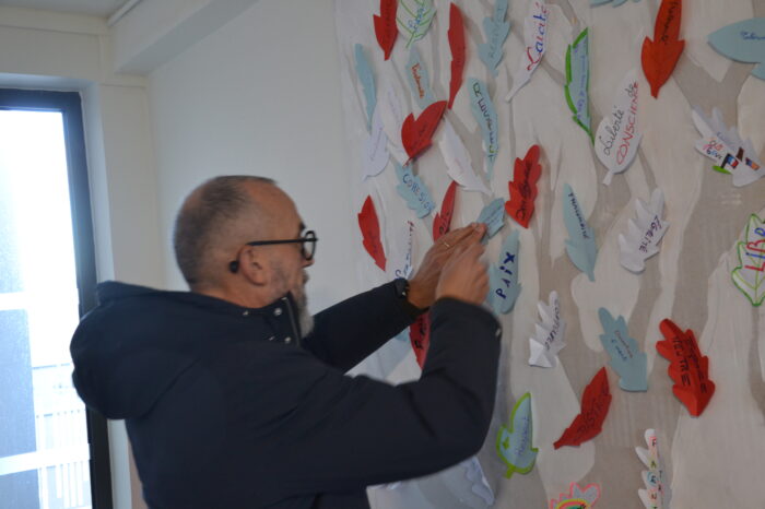 DSC_0635 - Le maire appose son message sur l'arbre virtuel DSC_0635 - Le maire appose son message sur l'arbre virtuel