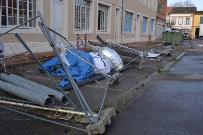Alerte météo - 12 février 2026 - Barrière de sécurité du chantier de l'école Yves Chaze.
