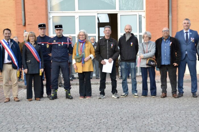 Acte de bravoure - Photo souvenir avec les officiels
Acte de bravoure - Photo souvenir avec les officiels