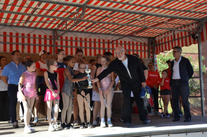 Diplôme de réussite sportive - Le conseiller délégué aux sports et à la vie associative remettant un trophée aux jeunes pratiquantes du Twirling club samatanais.
